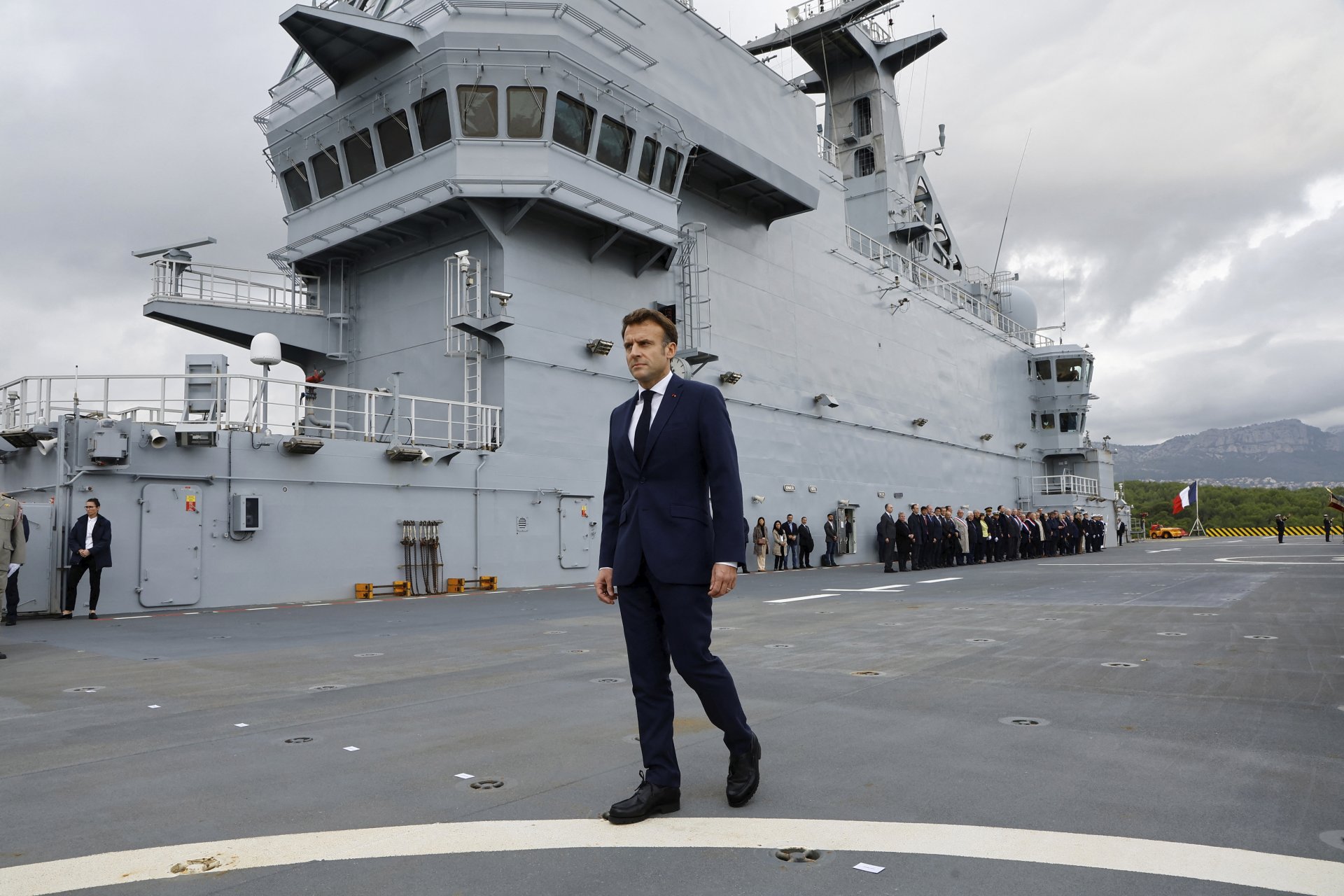 Френският президент Еманюел Макрон се разхожда по палубата на амфибийния хеликоптероносач "Диксмюд" във френската военноморска база в Тулон, 9 ноември 2023 г. 