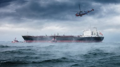Капитанът на кораба съобщил че танкерът потъва край брега близо