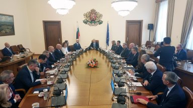Шест месеца след трудното сформиране на правителството на Николай Денков