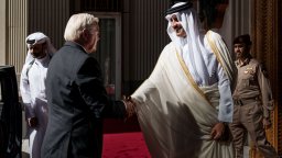 Близо 30 минути нямаше кой да посрещне германския президент на летището в Доха