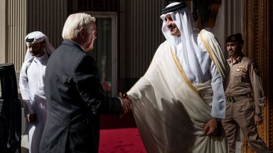 Близо 30 минути нямаше кой да посрещне германския президент на летището в Доха