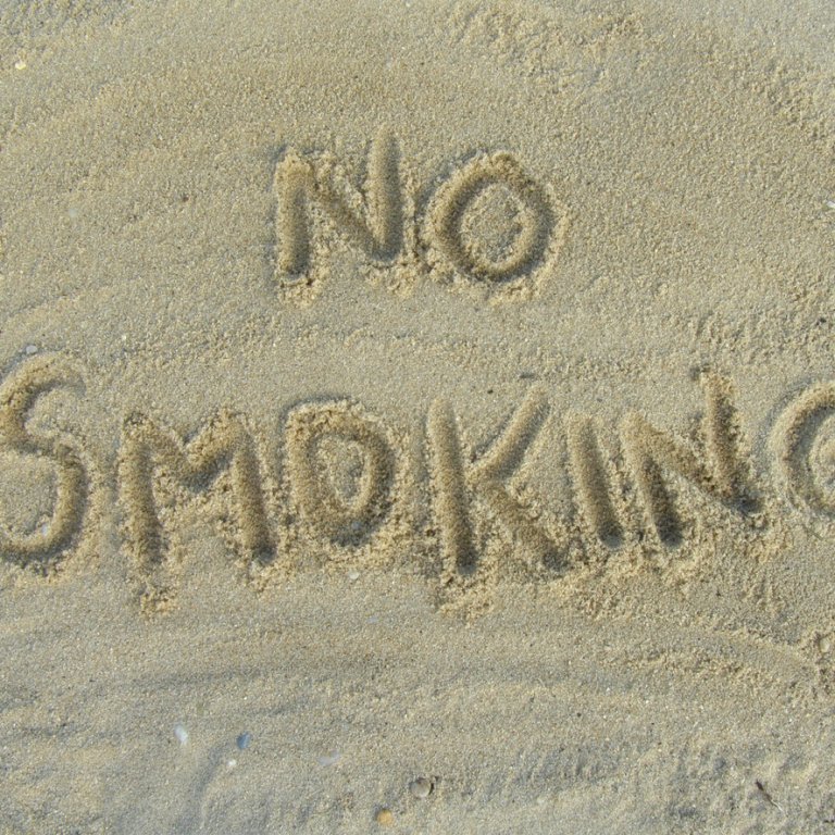 Туристите във Франция ще бъдат глобявани, ако пушат на плажа