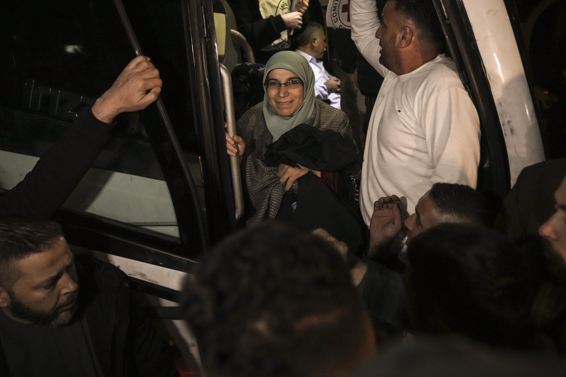 Палестинка се усмихва, след като е била пусната днес от затвора от Израел, в град Рамала, на Западния бряг