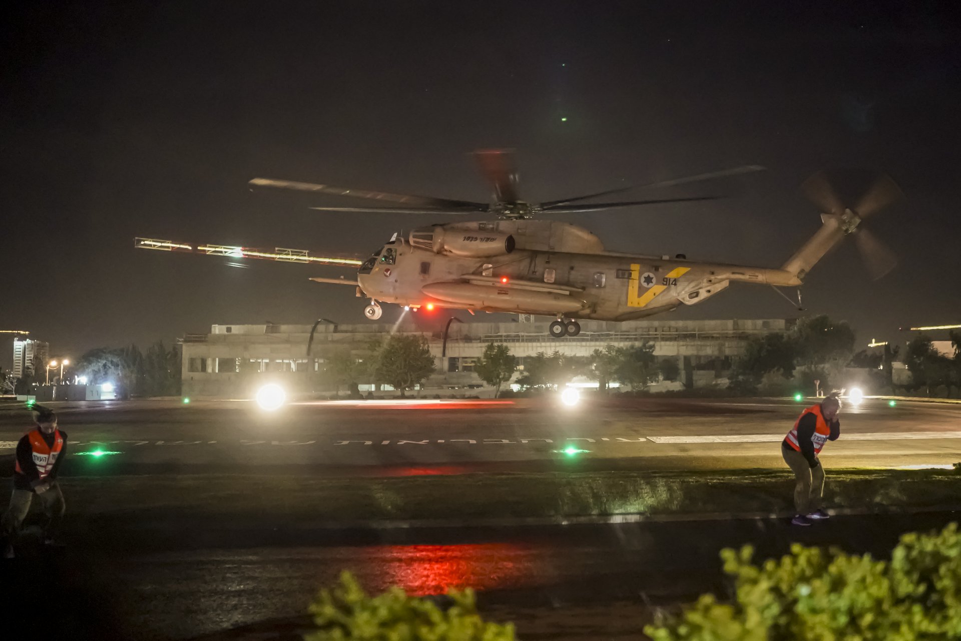 Хеликоптер с освободени вчера заложници каца рано тази сутрин в медицинския център "Шеба" в Рамат Ган, Израел