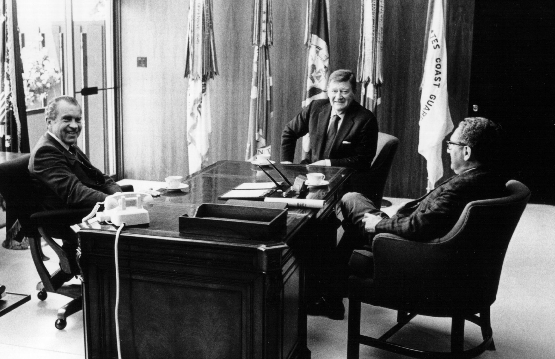 10 юли 1972 г. - Хенри Кисинджър и президентът Ричард Никсън разговарят с Марион Уейн, известен още като Джон Уейн - уестърн звездата на американското кино