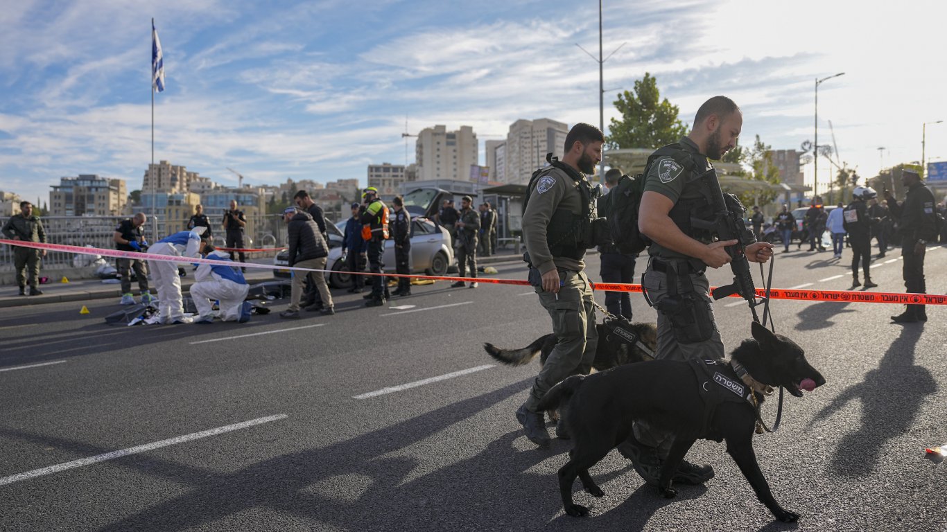 Терористи стреляха по мирни жители в Йерусалим в час пик, двама убити и осем ранени