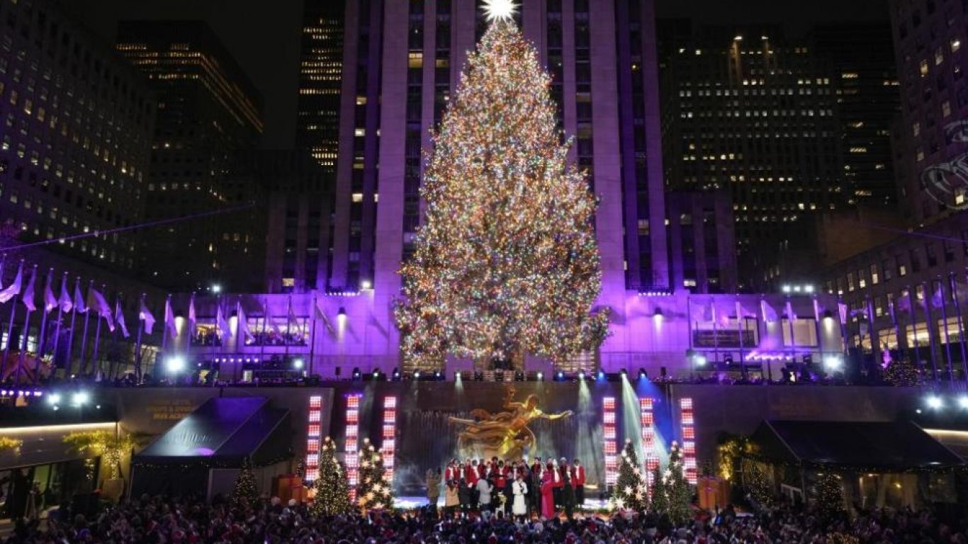 Коледната елха на Рокфелер център в Ню Йорк засия с 50 000 светлини (видео)