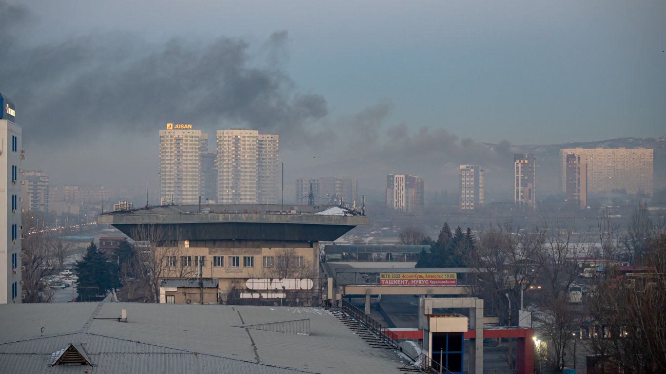 13 души загинаха при пожар в хостел в най-големия град в Казахстан