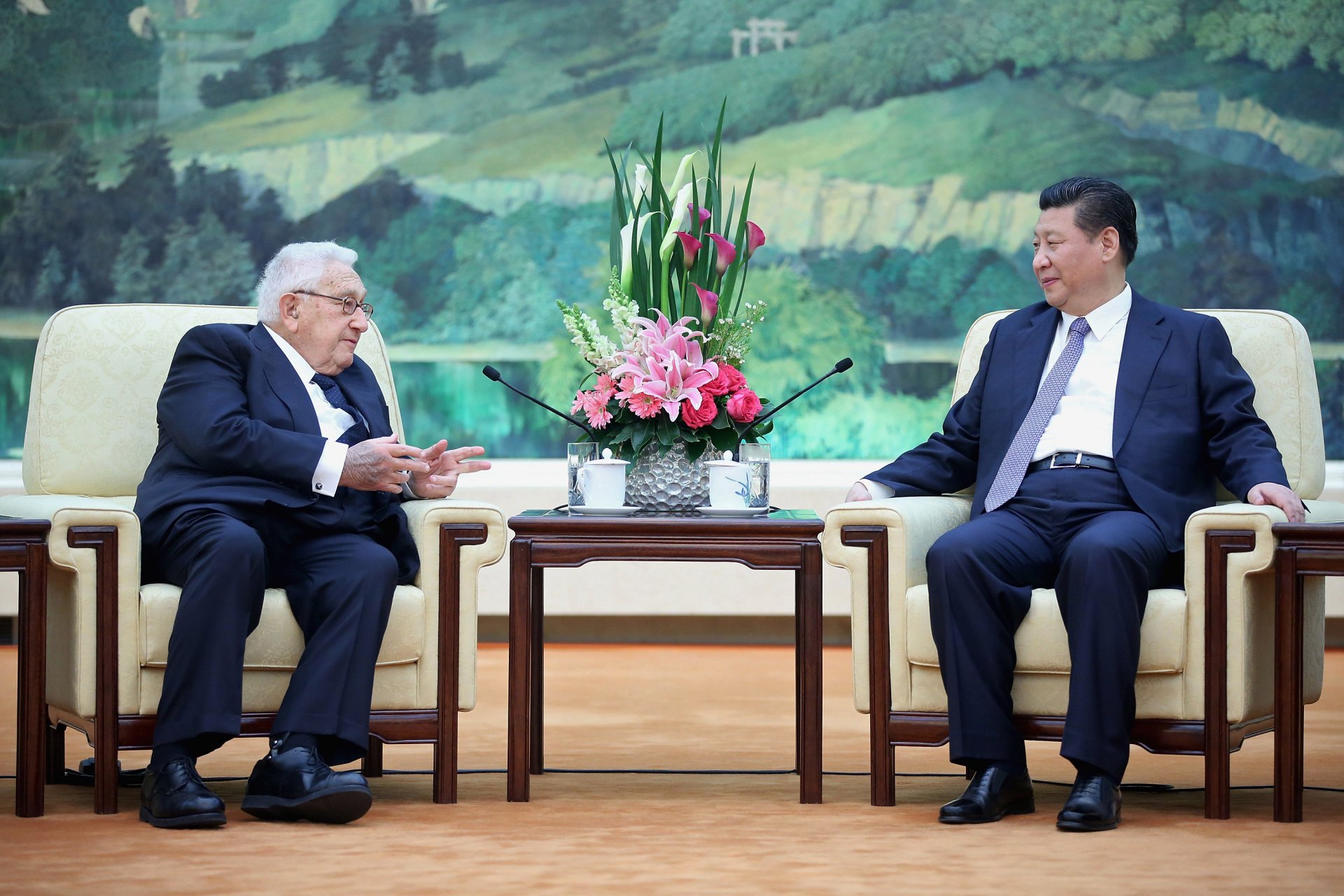 17 март 2015 г. - Хенри Кисинджър се среща с китайския лидер Си Цзинпин в Голямата зала на народа в Пекин.