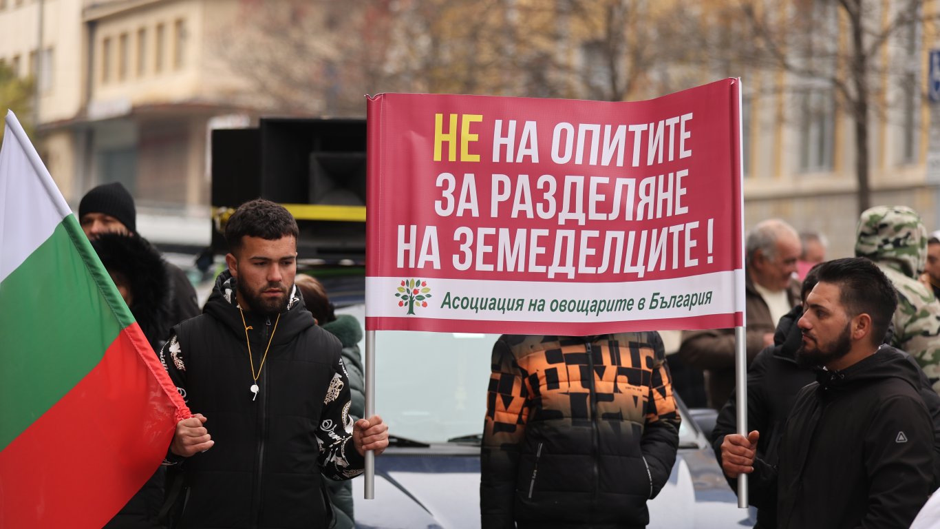 Димитър Зоров и земеделци в открит сблъсък с Кирил Вътев 