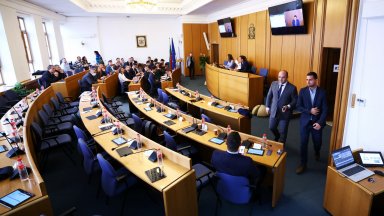 Пръв кметът Васил Терзиев се обърна с апел към съветниците