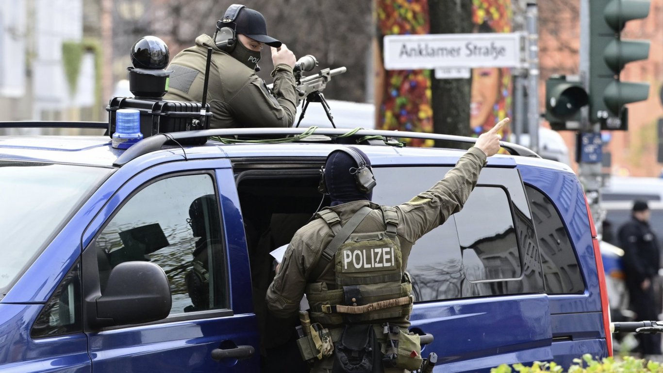 Задържаха двама тийнейджъри в Германия, планирали терористична атака срещу коледен базар 