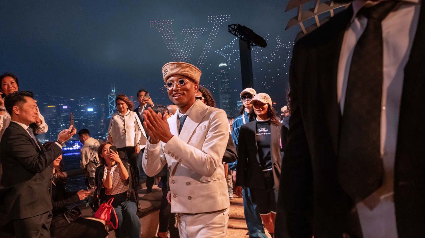 Фарел Уилямс пренесе "Louis Vuitton" на моден подиум в пристанището на Хонконг