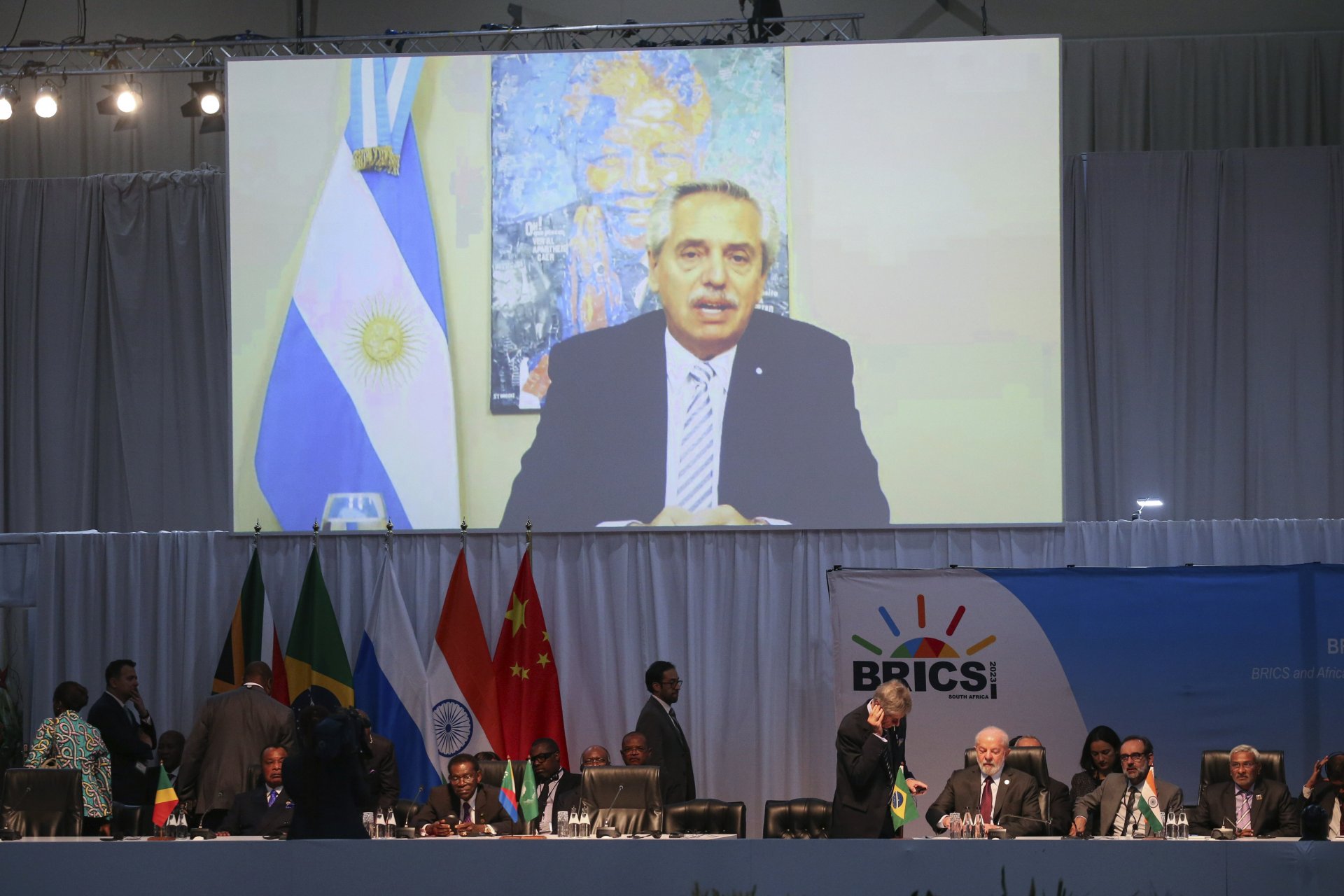 Аржентинският президент Алберто Фернандес, който предстои да отстъпи поста на новоизбрания държавен глава Хавиер Милей, се обръща по видеовръзка към участниците в 15-тата среща на върха на БРИКС в Йоханесбург, Южна Африка, 24 август 2023 г. 