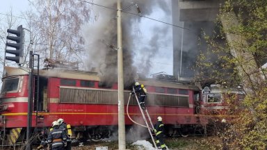 Локомотив на пътнически влак се запали на гара Тулово (снимки)
