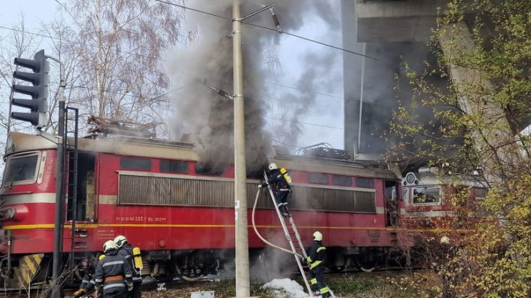 Локомотив на пътнически влак се запали на гара Тулово (снимки)