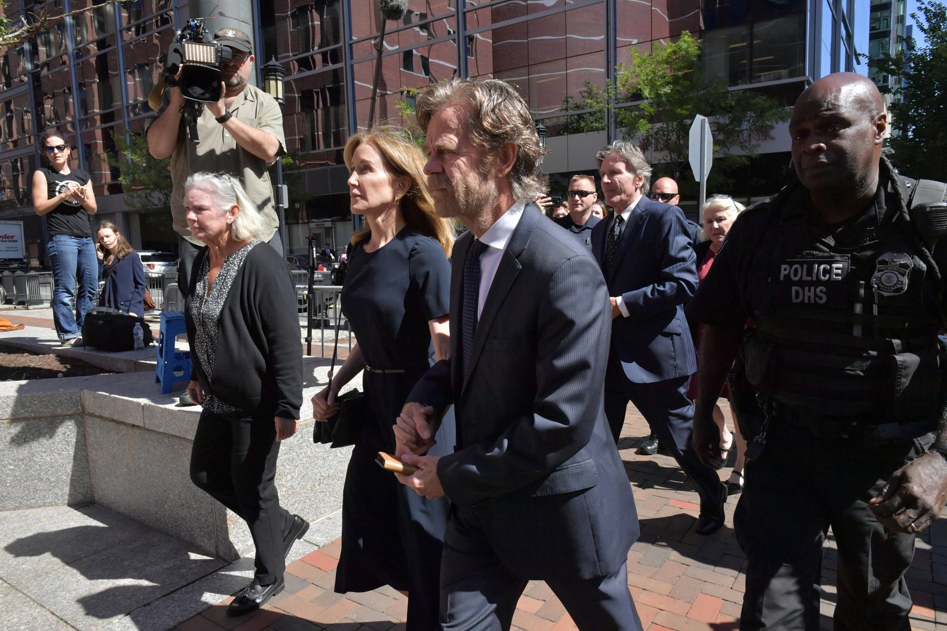 Фелисити Хъфман и съпругът ѝ Уилям Мейси пристигат в сградата на американския съд "Джон Мокли" за изслушването на Хъфман за ролята ѝ в скандала с приема в колеж, септември 2019 г.