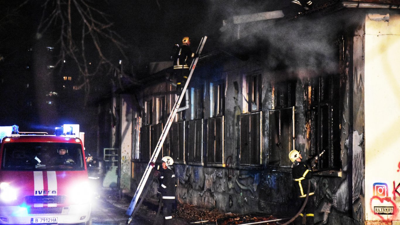 Пожар в помощното училище "Братя Миладинови" във Варна (снимки)