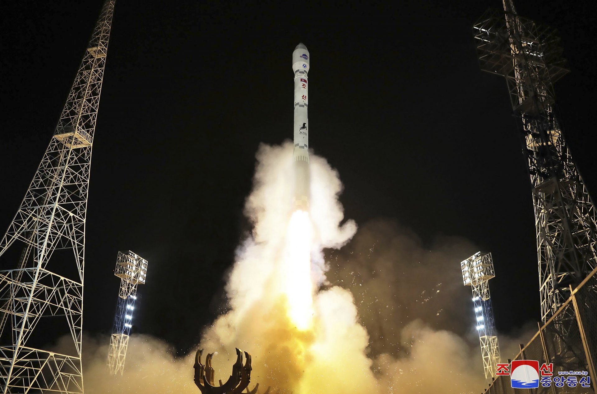 На 21 ноември Северна Корея изстреля първия си шпионски сателит