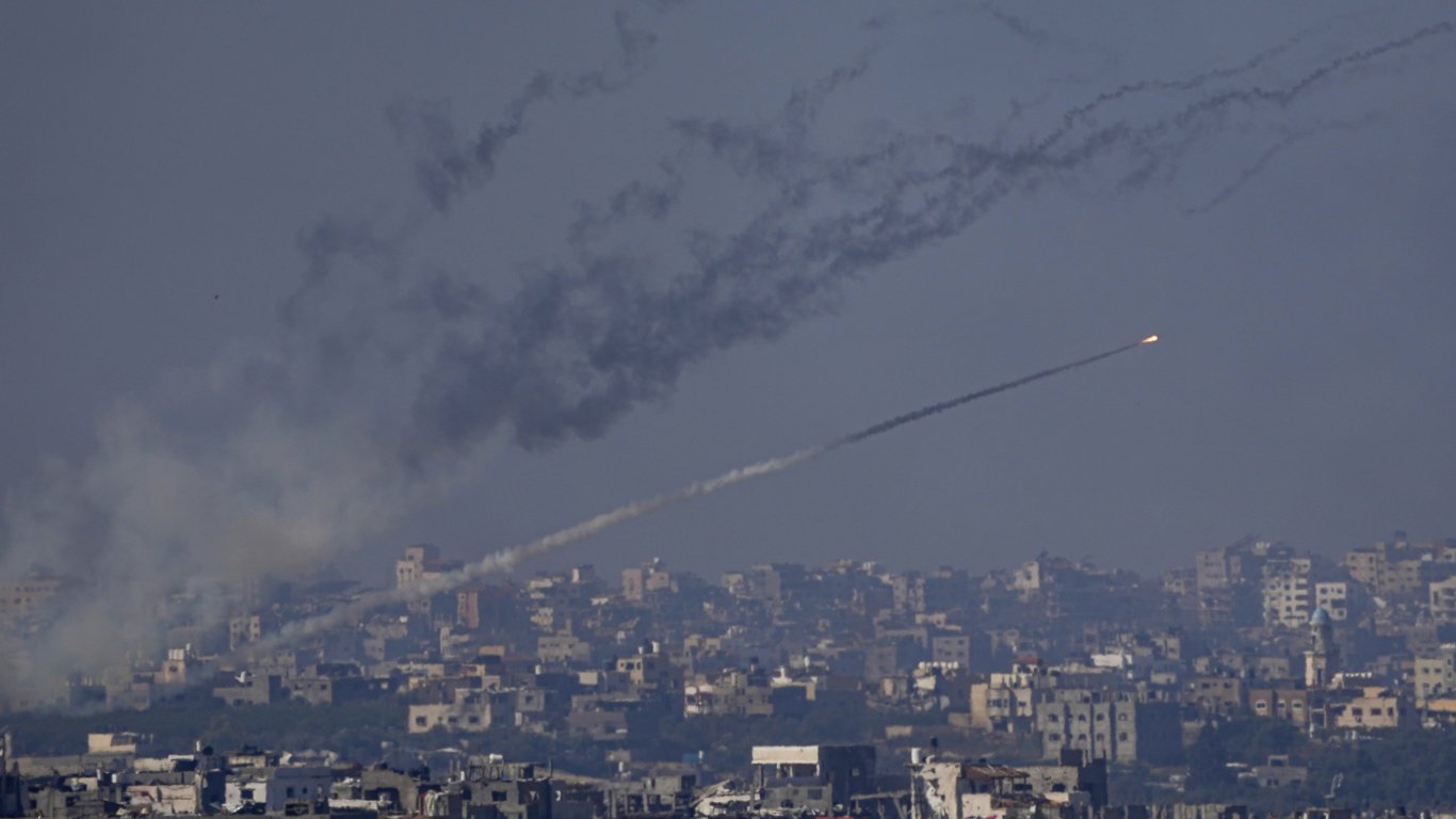 "Хамас" заяви, че е атакувало Тел Авив с порой от ракети 