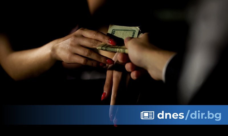 Посетители на проститутката и съсед в кооперацията също са дали