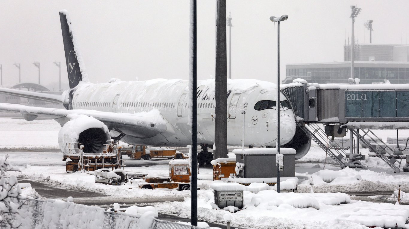 Десетки полети от и към летището в Амстердам бяха отменени заради снеговалеж