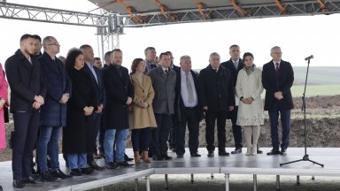 Премиерът Николай Денков вдясно до него е заместник председателят на Народното