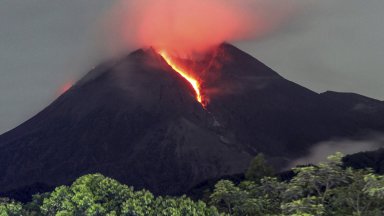 Мерапи чието име означава огнена планина е най активният вулкан на