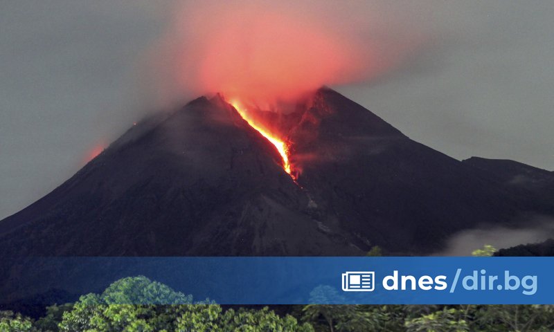 Мерапи, чието име означава огнена планина, е най-активният вулкан на