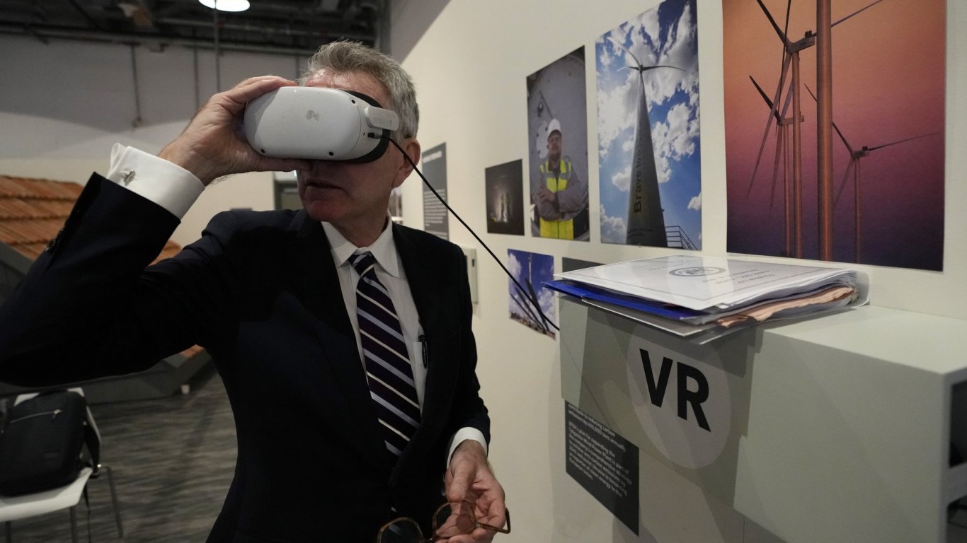 Помощник-държавният секретар на САЩ по енергийните въпроси Джефри Пайът използва 3D очила при представянето на енергиен проект в украинския павилион на КОП28
