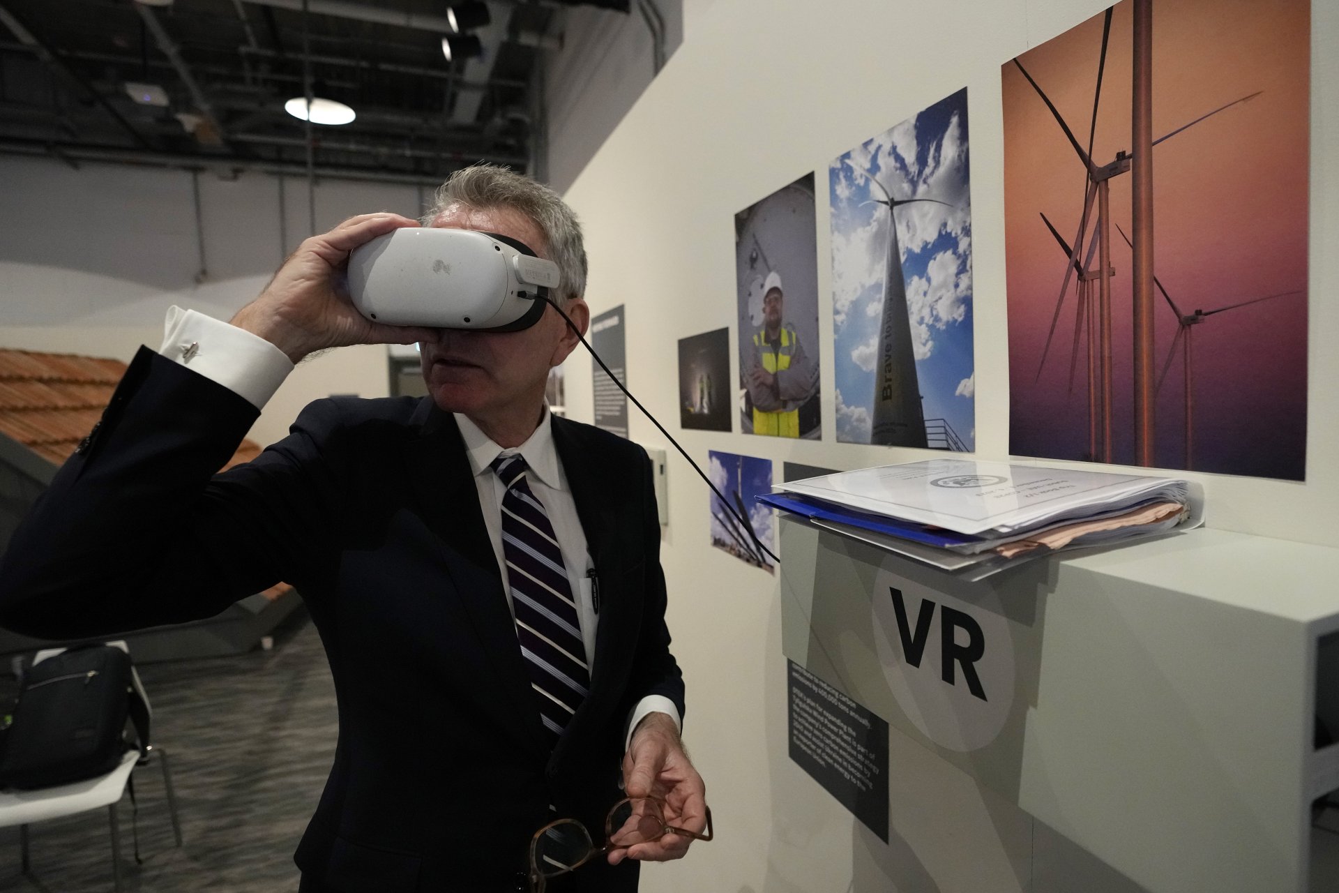 Помощник-държавният секретар на САЩ по енергийните въпроси Джефри Пайът използва 3D очила при представянето на енергиен проект в украинския павилион на КОП28