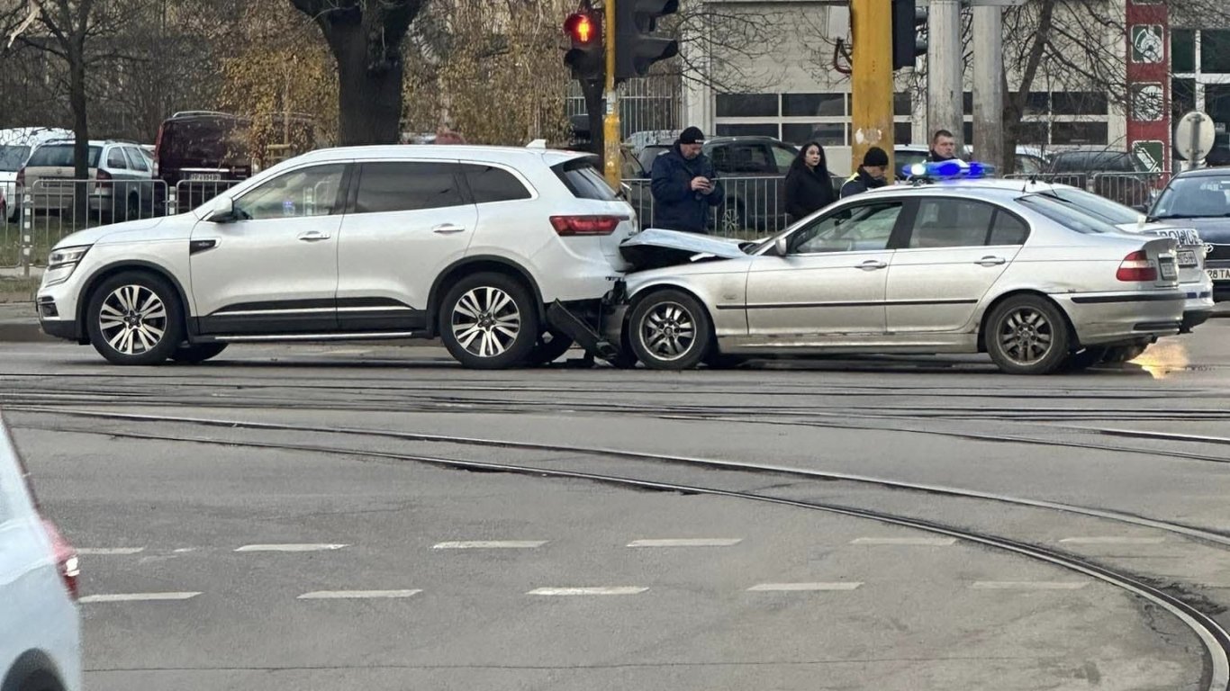 Мъж бе блъснат на трамвайна спирка в центъра на София
