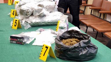 Снимка БТА Докато траят действията на полицията близо до адреса