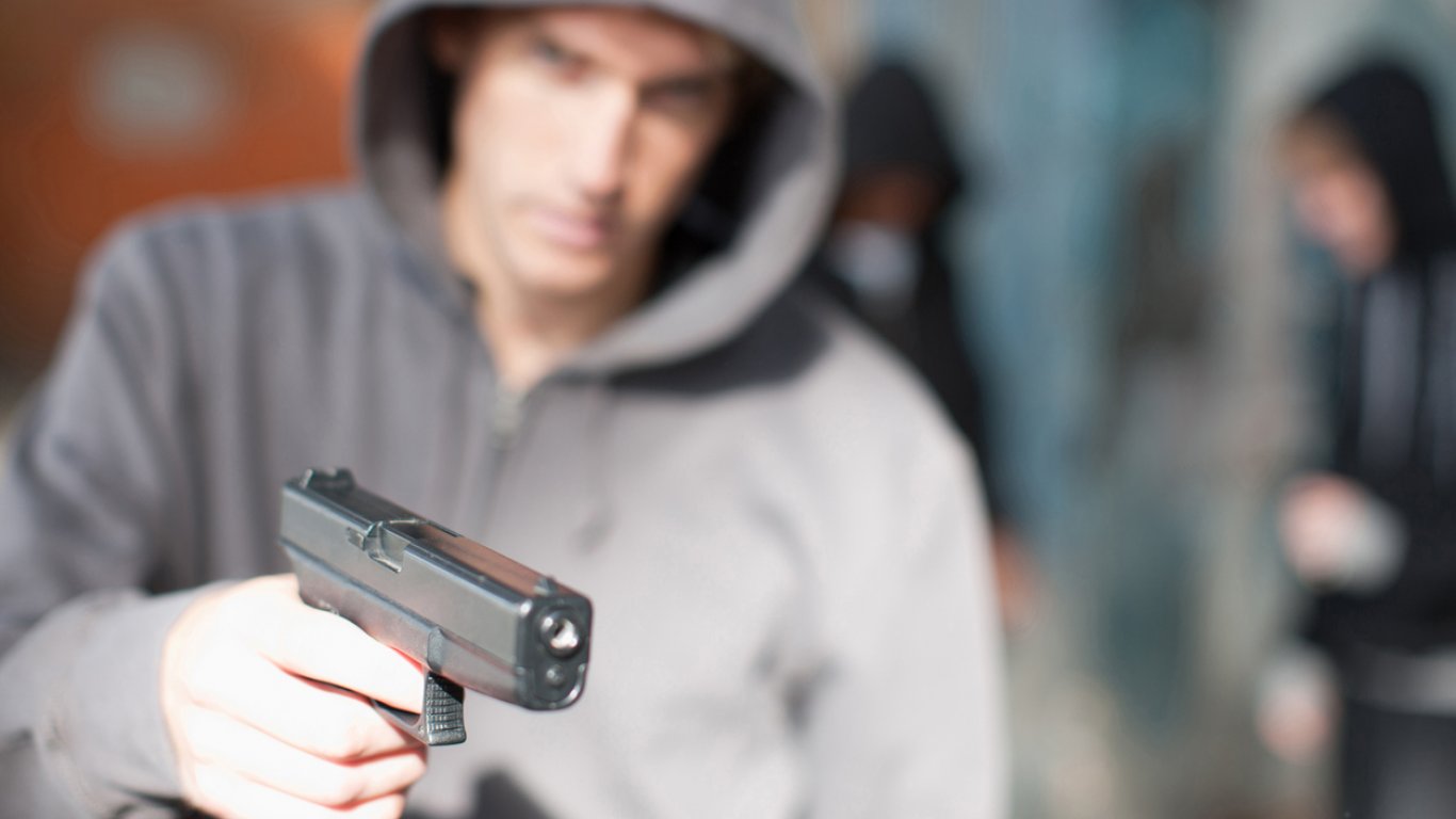 17-годишен извади пистолет на майка си в центъра на София 