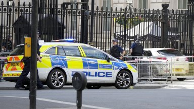 Жена бе убита, а мъж и момче са ранени при стрелба в Източен Лондон