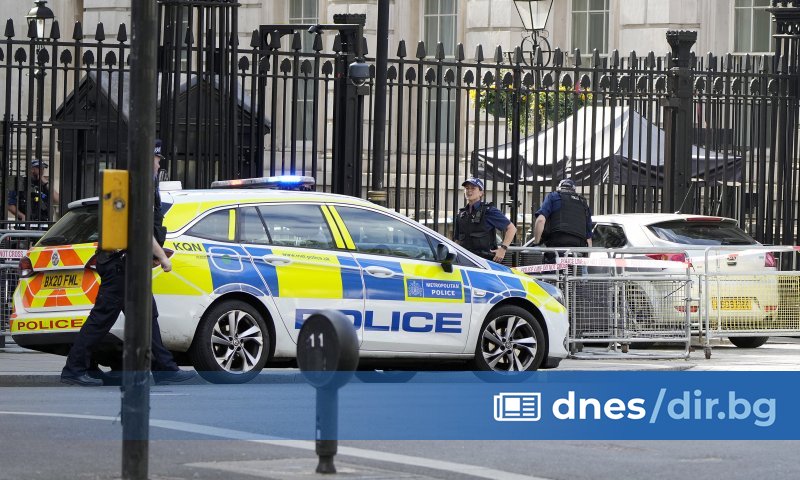 Трима души са били открити с огнестрелни рани, след като