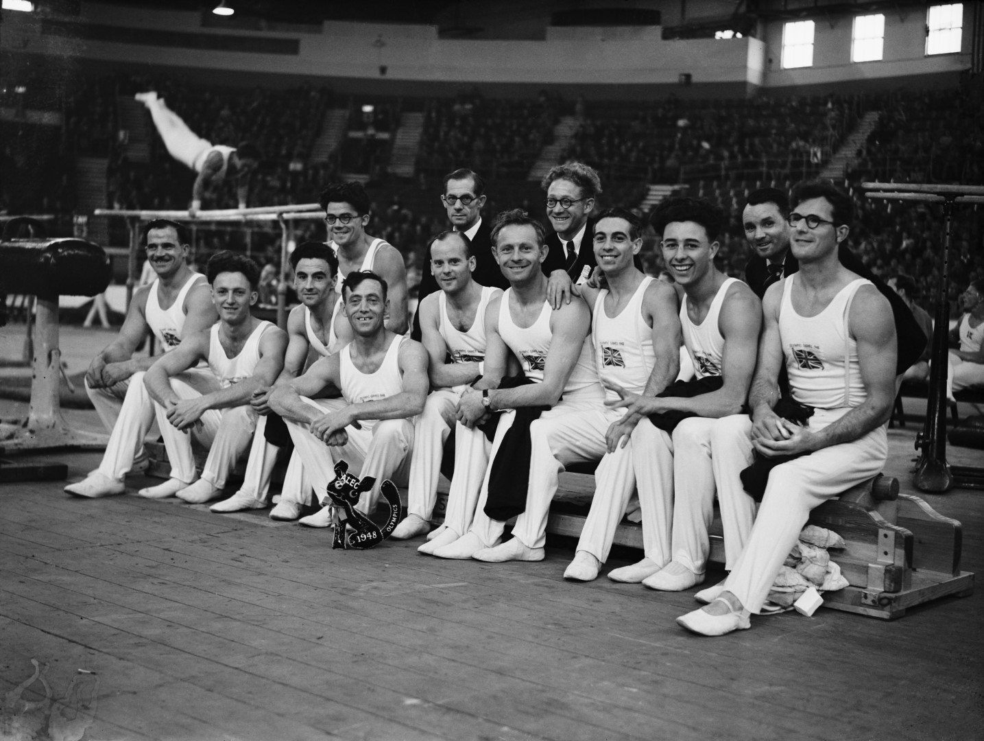 Отборът по спортна гимнастика на Великобритания през 1948 г. С огромна заслуга за подготовката му е германецът Банц, който дори се появява на отборната снимка преди игрите (крайният вдясно)