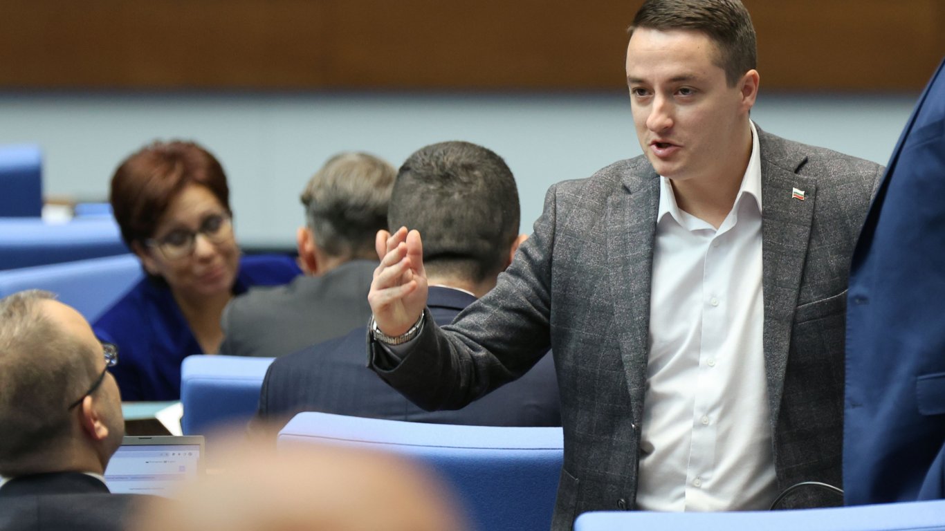 Божанков към ГЕРБ: Безумие е да пратиш държавата на избори заради външен министър