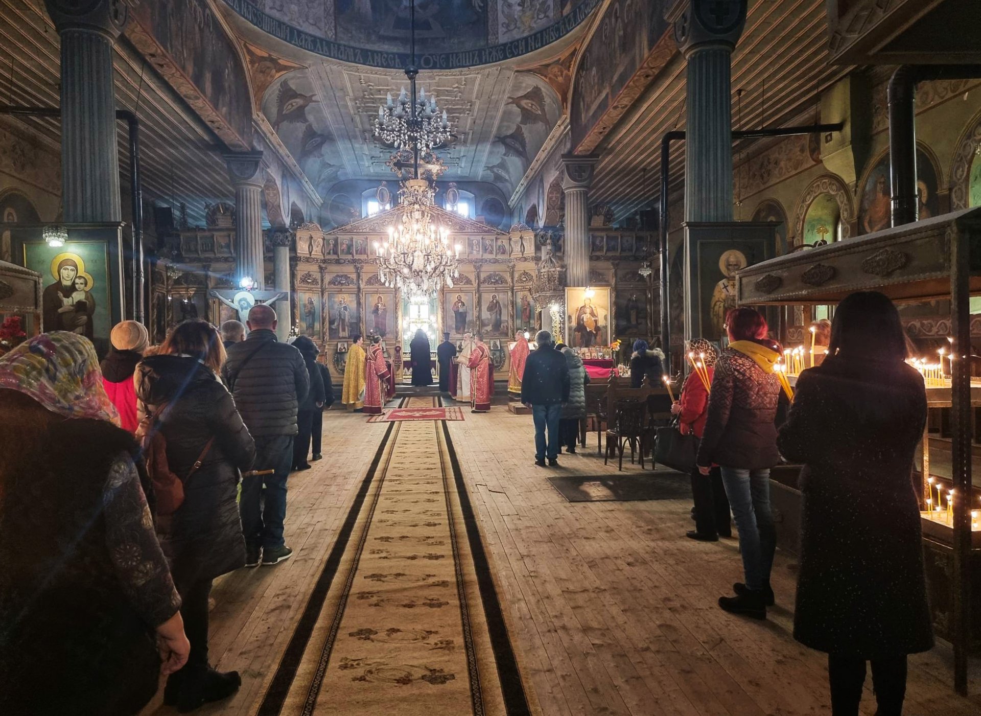 С празнична литургия миряните в Разград отбелязаха храмовия празник на църквата „Св. Николай Чудотворец“. 