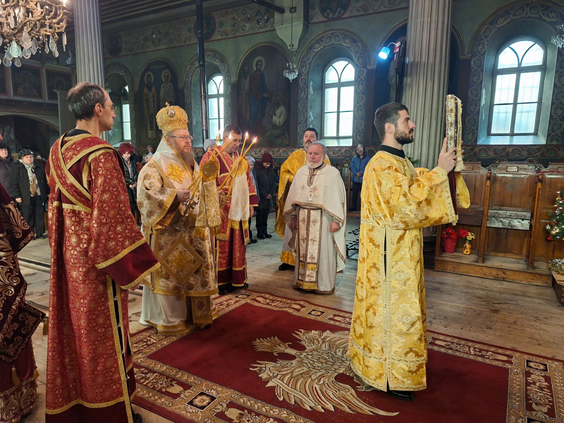 С празнична литургия миряните в Разград отбелязаха храмовия празник на църквата „Св. Николай Чудотворец“. 