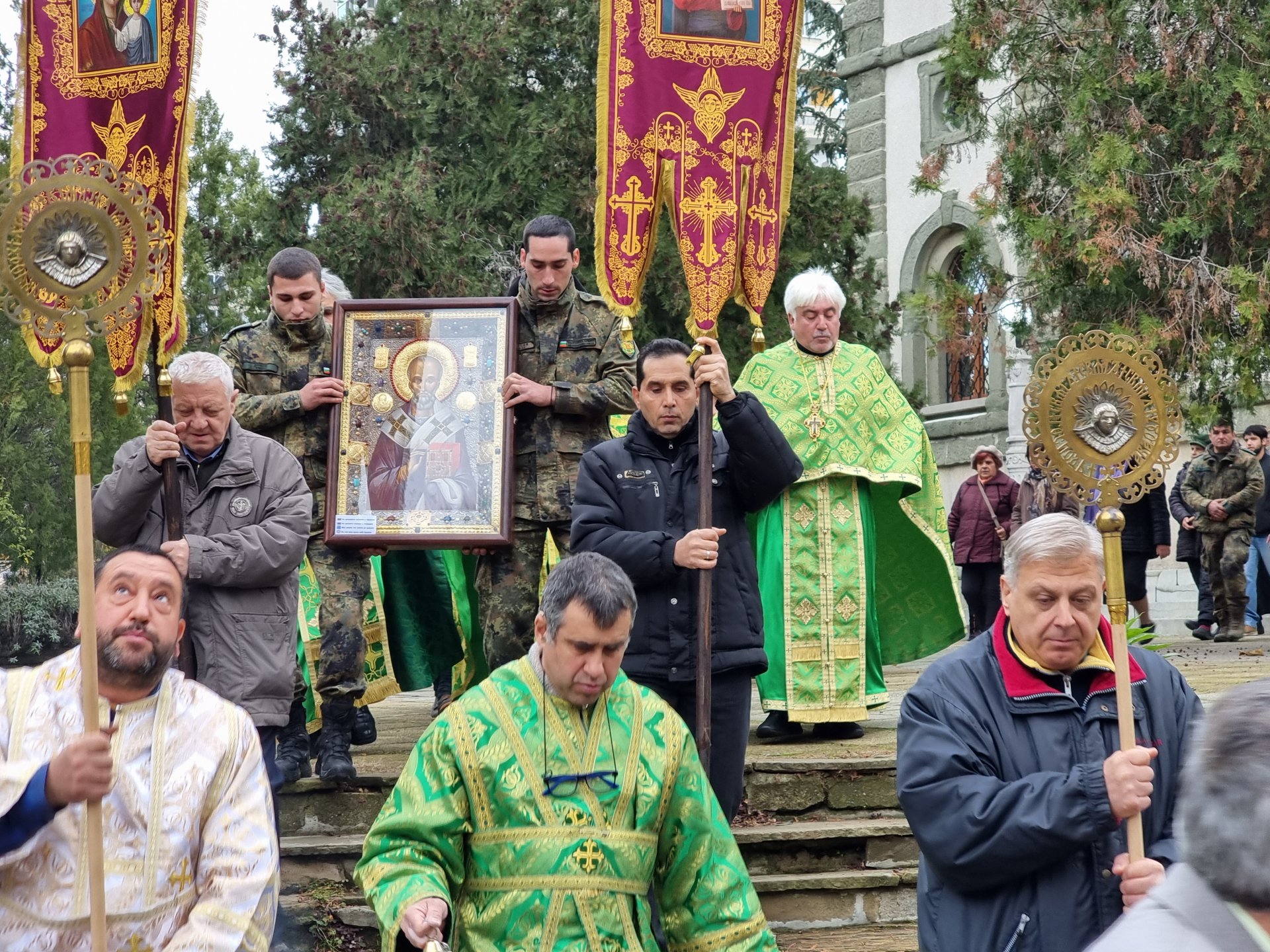 С литийно шествие с икона с вградени мощи на Свети Николай Мирликийски Чудотворец в Ямбол бе почетен днешният християнски празник