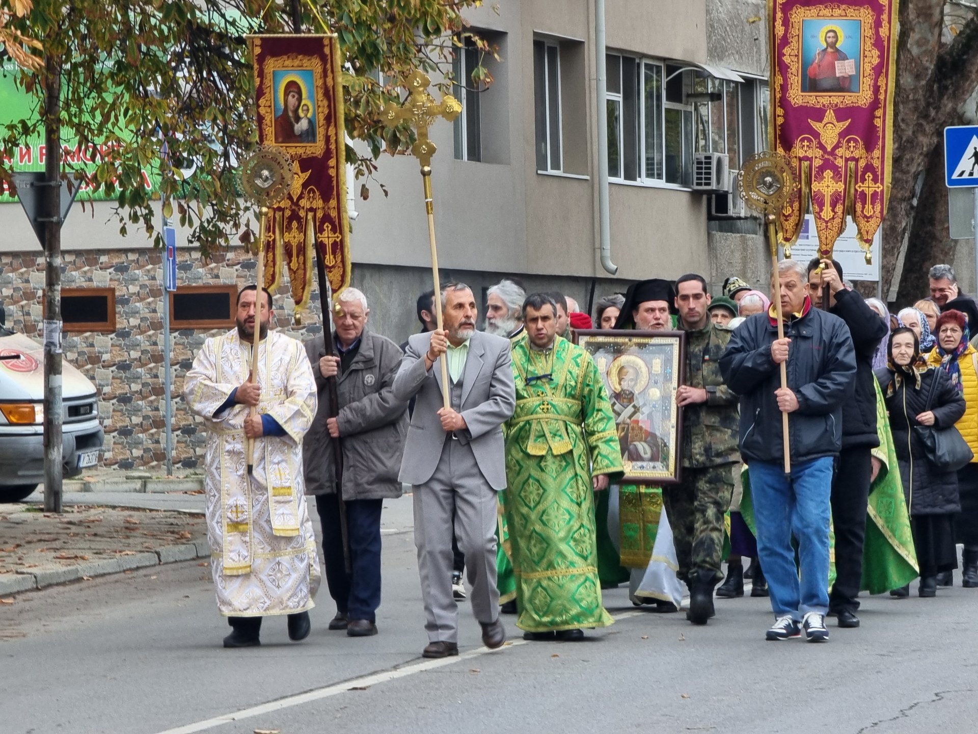 С литийно шествие с икона с вградени мощи на Свети Николай Мирликийски Чудотворец в Ямбол бе почетен днешният християнски празник