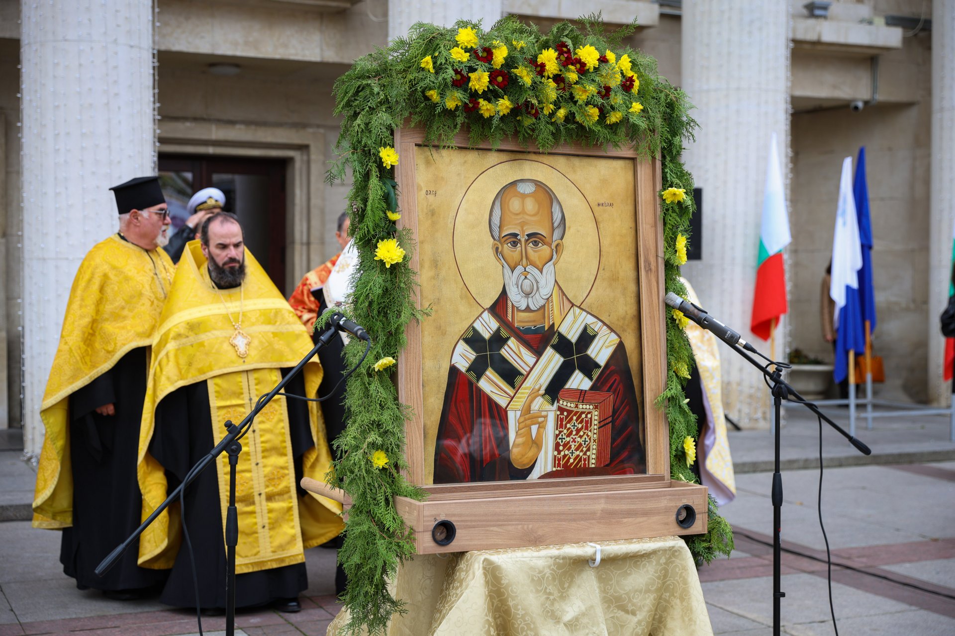  литийно шествие с иконата на св. Николай Чудотворец преминава през улица "Богориди" и стига до моста в Бургас