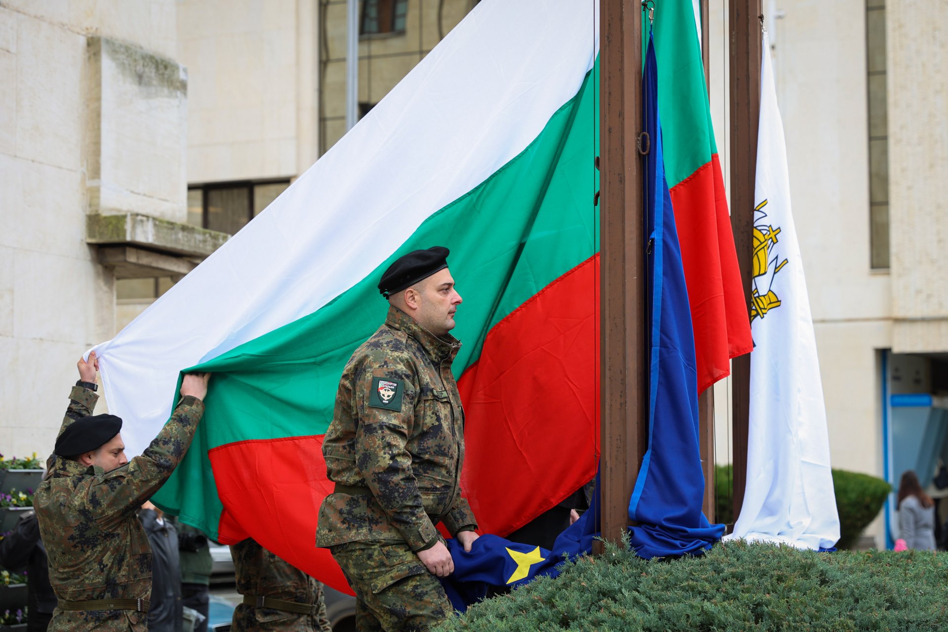  По повод Никулден, празник на град Бургас, пред сградата на общината се състои тържествено издигане на флаговете