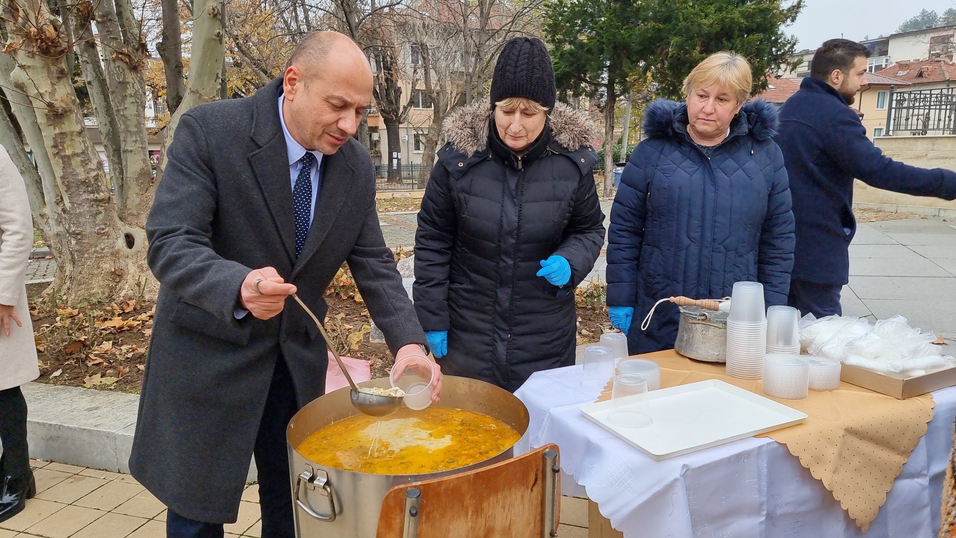 Кметът на Ловеч Страцимир Петков поздрави миряните за празника и даде начало на раздаването на ястието