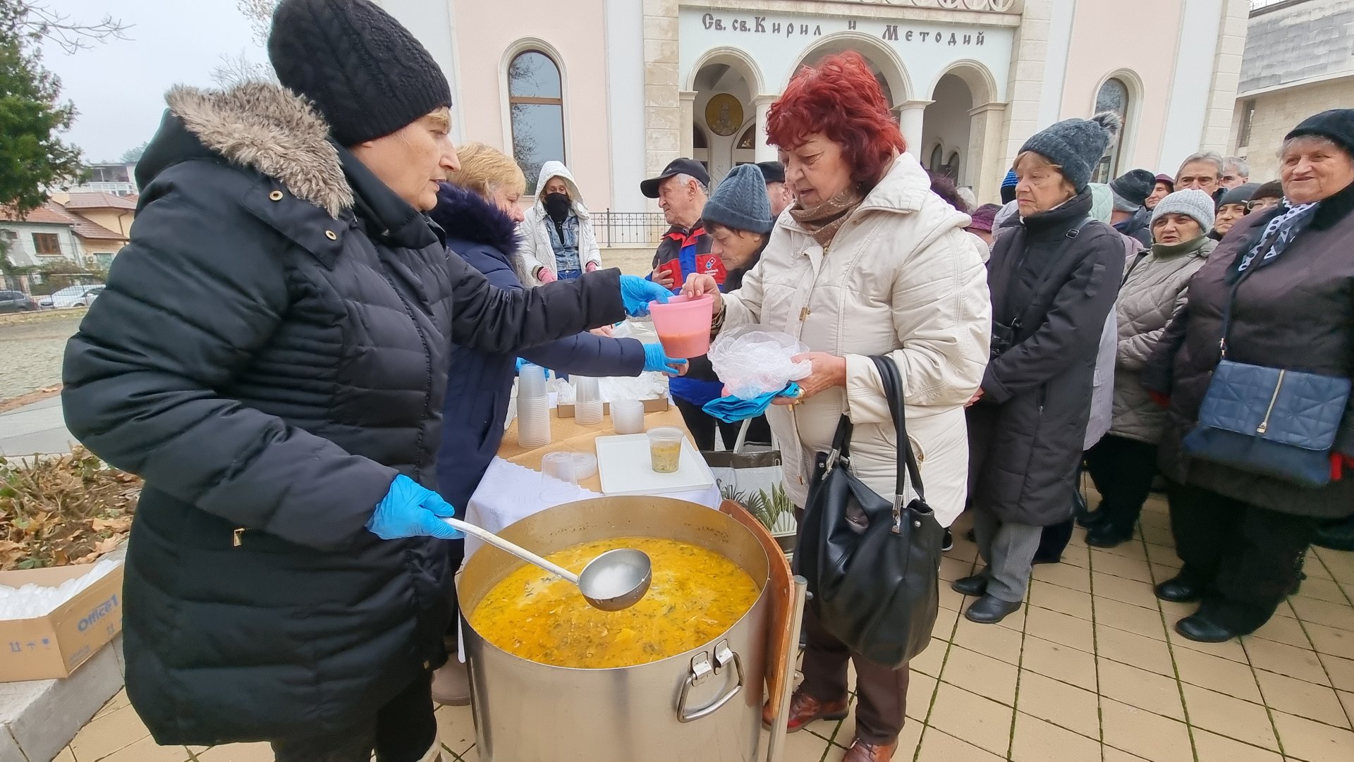 Безплатна рибена чорба бе раздадена на гражданите на Ловеч по повод Никулден