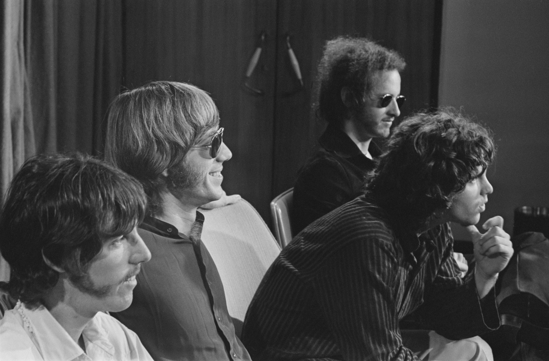 The Doors по време на пресконференция на летище "Хийтроу", Лондон (от ляво на дясно): Джон Дензмор, Рей Манзарек (1939 - 2013 г.), Джим Морисън (1943 - 1971 г.), и Роби Кригър, 5 септември 1968 г.