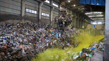 Столичният кмет видя верига от проблеми в завода за боклука, депонирали и сепариран боклук (снимки)