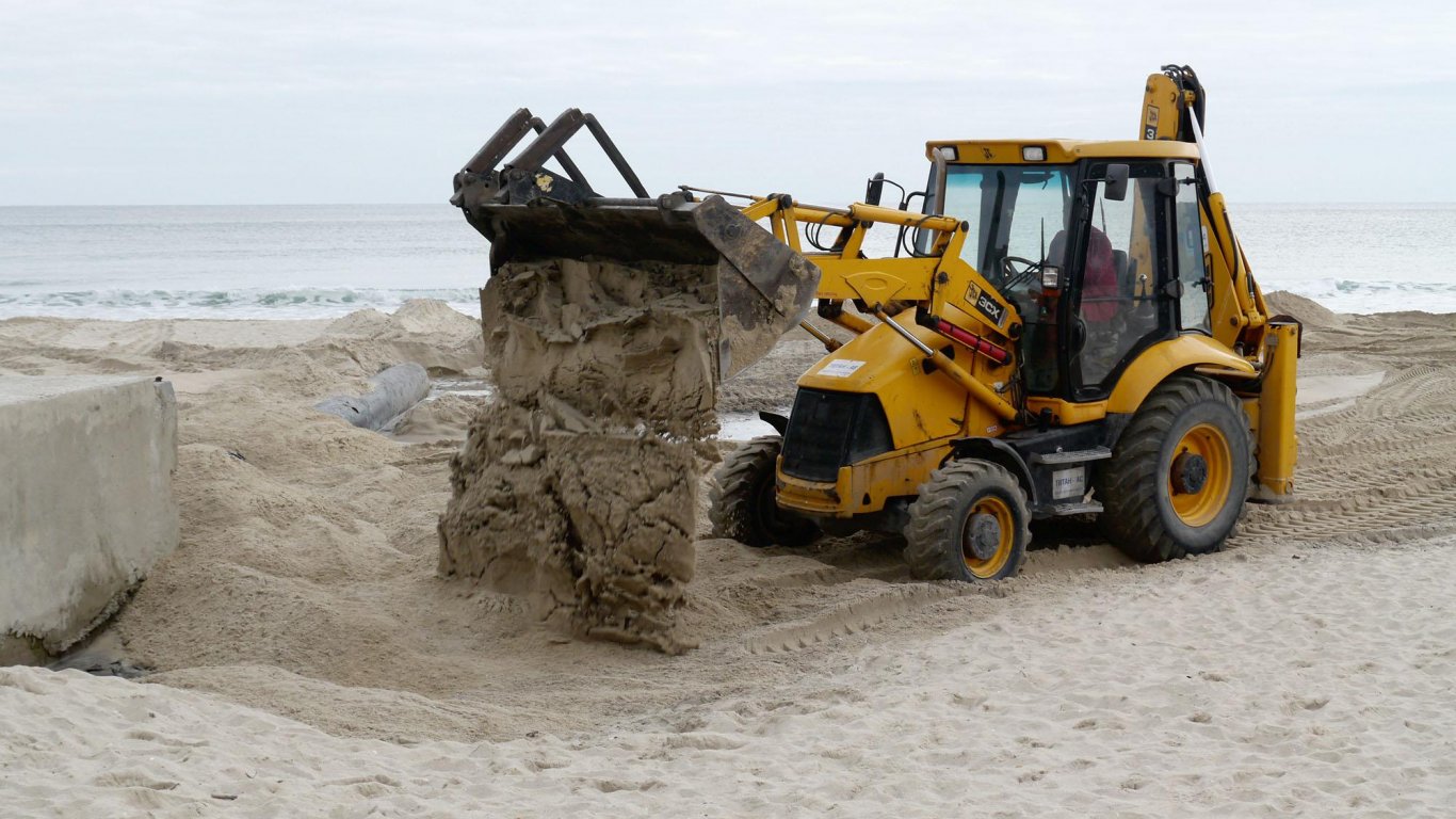 На първо четене: Забраниха строителството на 500 м зад плажовете Иракли, Карадере и Корал