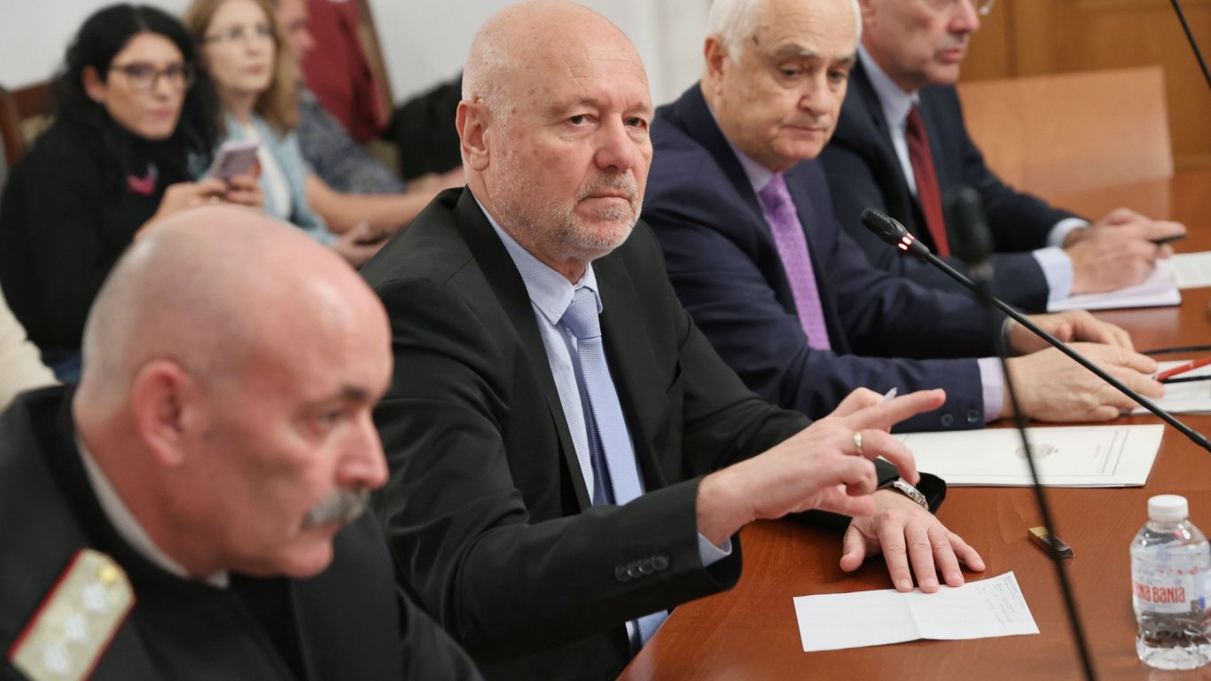 Комисията по отбрана не подкрепи ветото на Радев за предоставянето на БТР-и на Киев